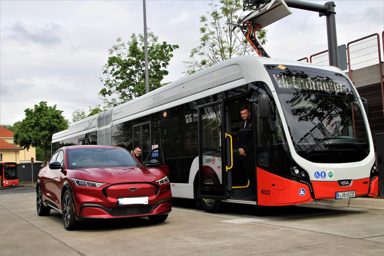 KVB, RheinEnergie und Ford nehmen innovative Ladeinfrastruktur in Betrieb