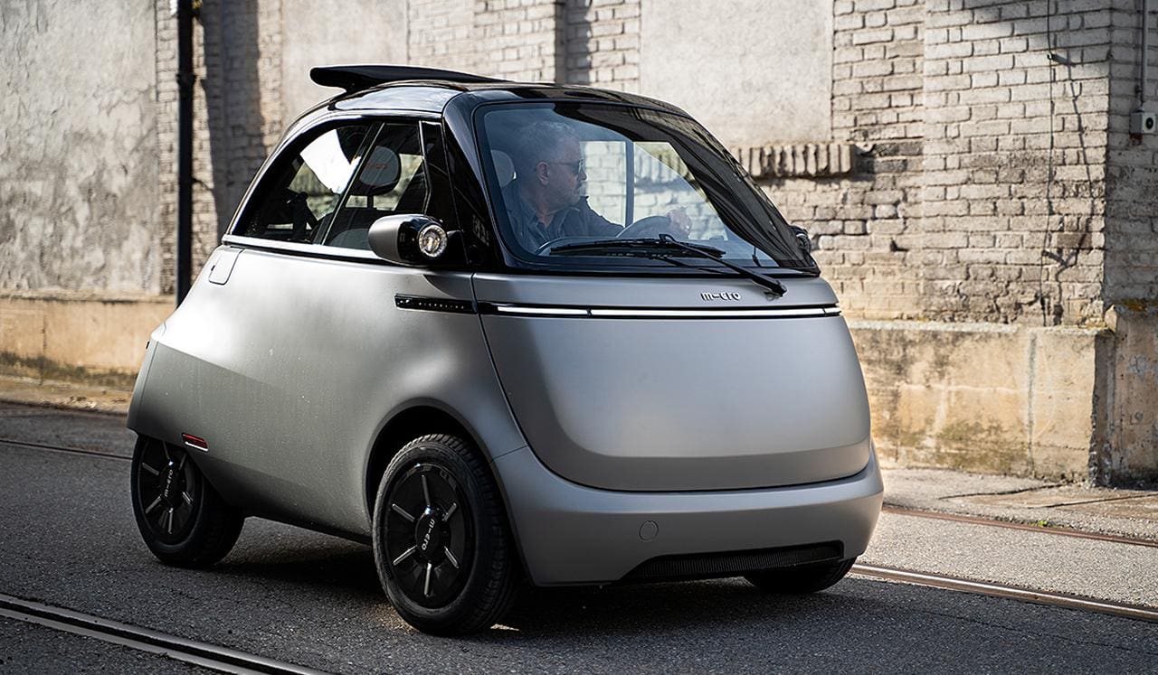 Nachhaltigkeit: Microlino wiegt mit Fahrer & Gepäck weniger als Akku eines E-SUV