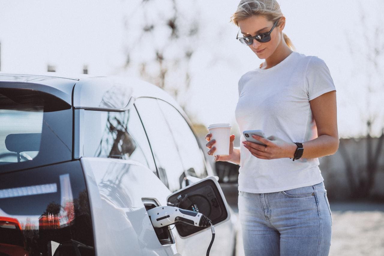 Mit jedem E-Auto sinkt die Nachfrage nach Sprit