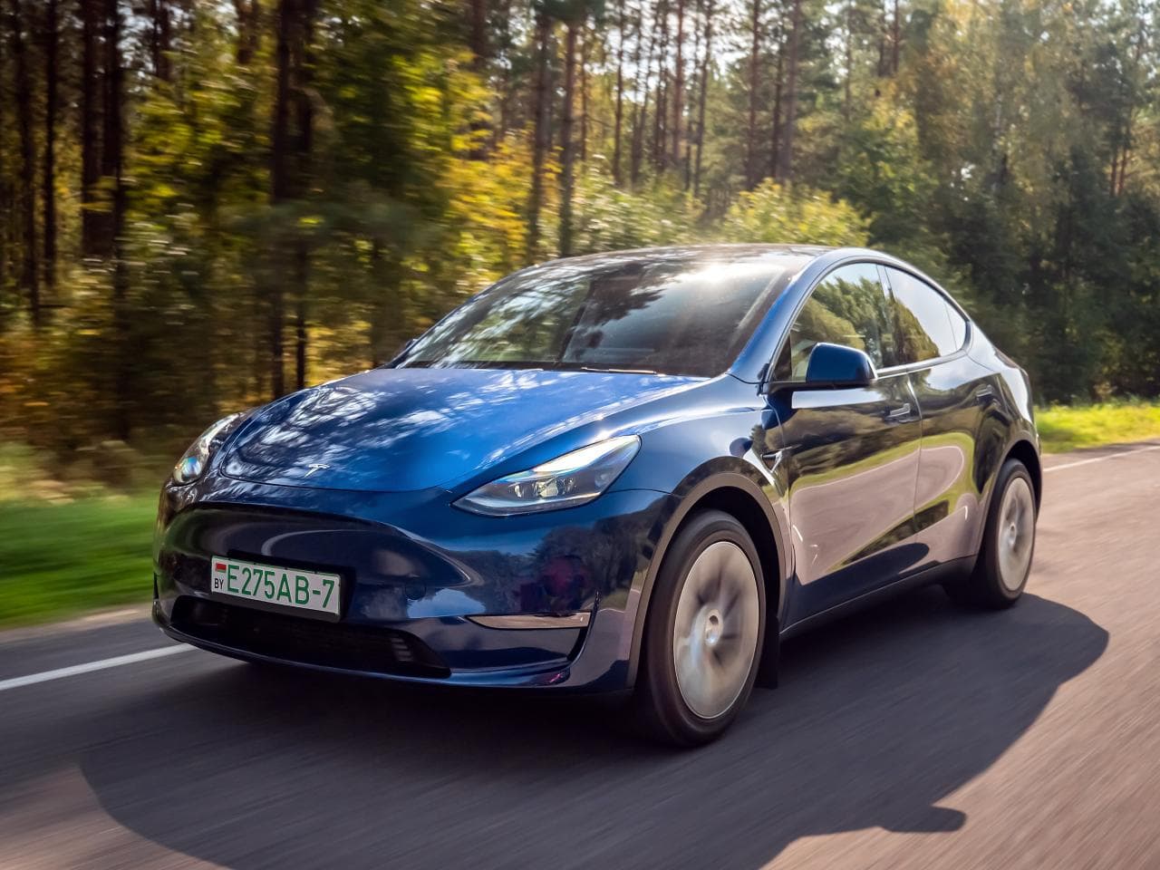 Tesla Model Y mit grünem, „flüssigen Strom“ im Tank - nicht im Akku