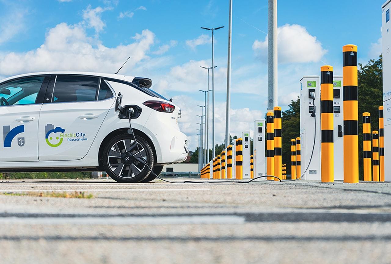 „Electric City Rüsselsheim“: Zweite Ladefarm am Netz