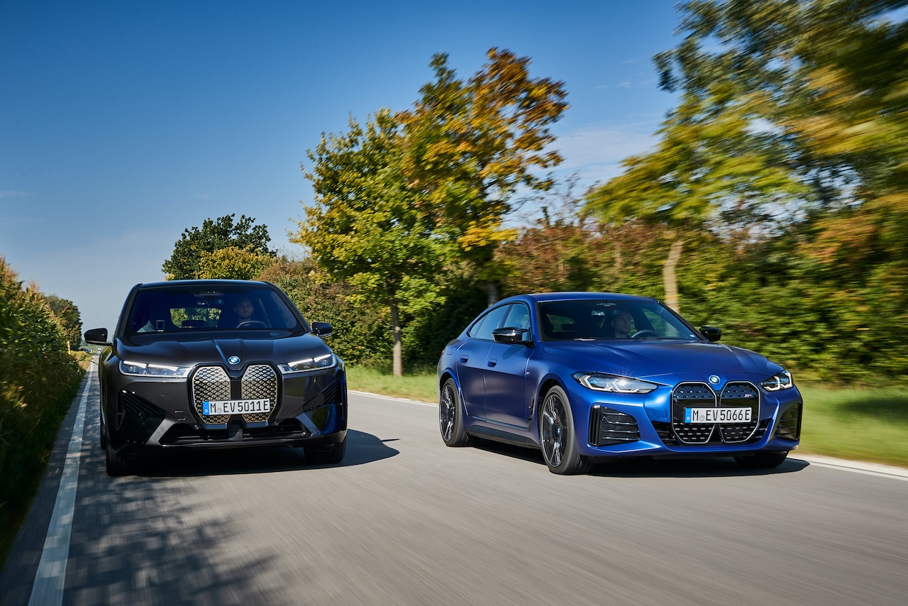 BMW-iX-i4-KFZ-Versicherung-AXA