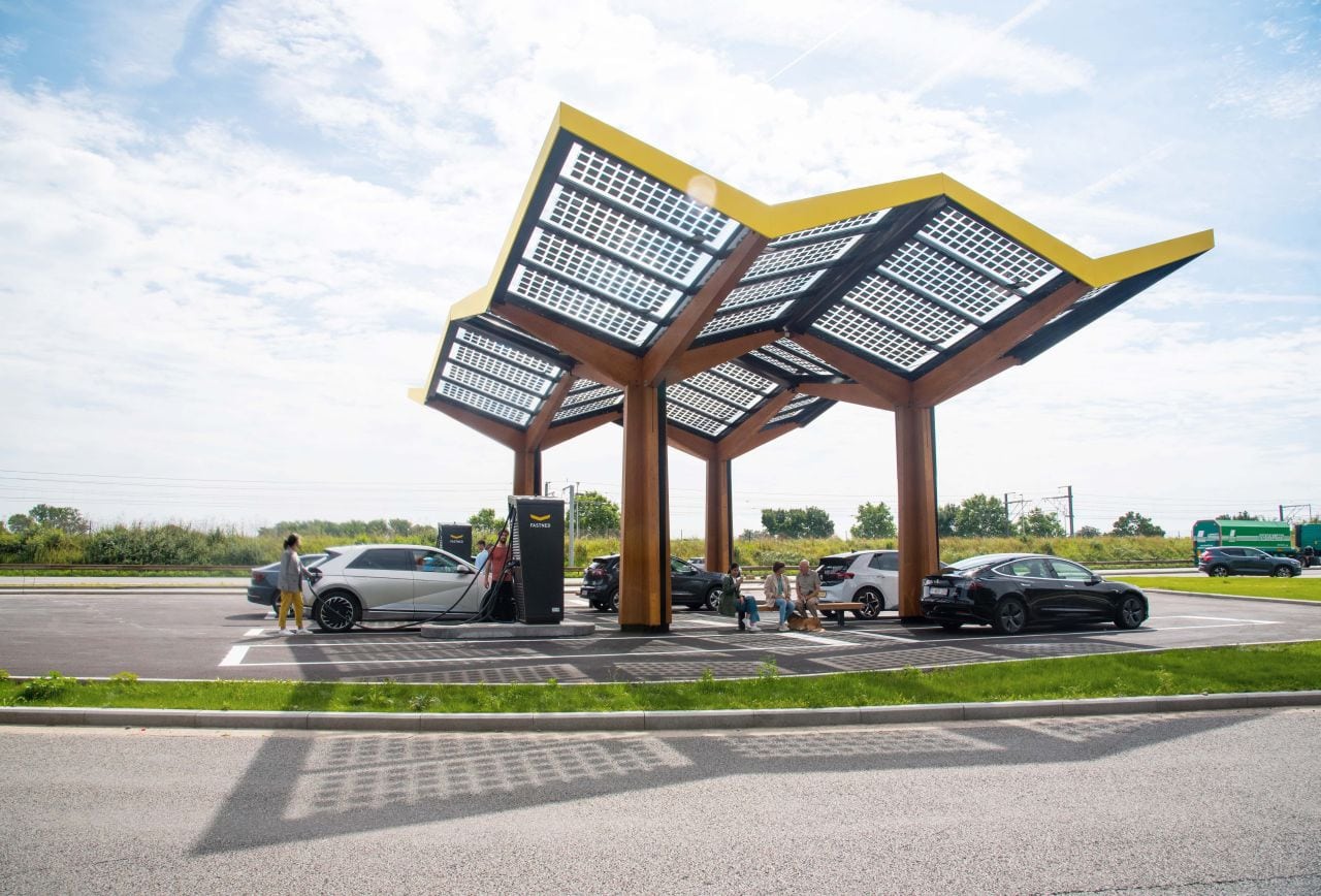 elvah ermöglicht Flatrade-Laden an Fastned-Stationen