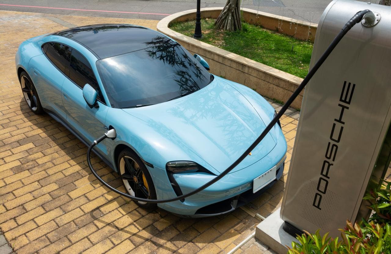 Elektro-Porsche laufen Verbrenner wie Porsche 911 den Rang ab