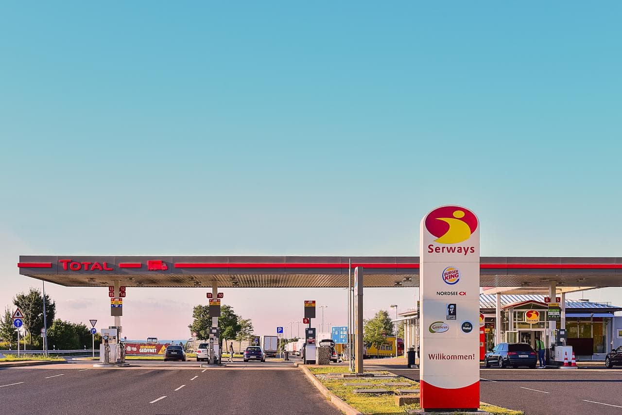 TotalEnergies stattet Hunderte Tankstellen in Frankreich mit HPC-Ladern aus