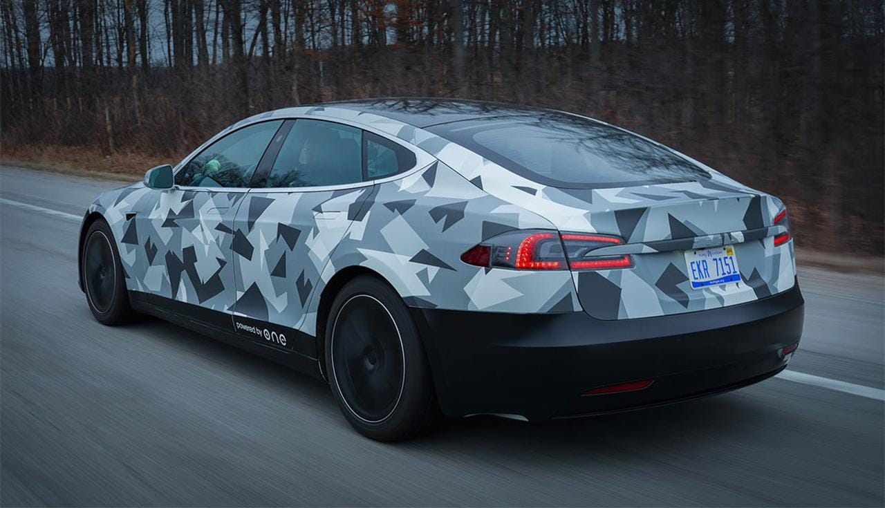 ONE-Batterieprototyp schafft im Tesla mehr als 1.200 Kilometer