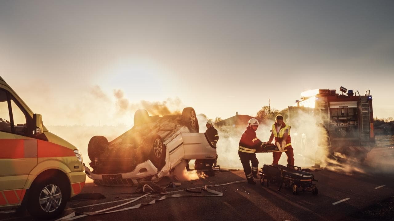 Unfall-E-Auto: welche Gefahr besteht für Insassen und Einsatzkräfte wirklich