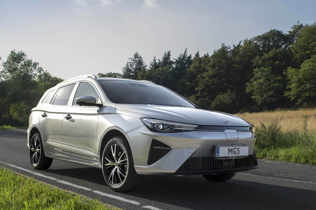 MG5-Electric-dynamic-front-driving-01