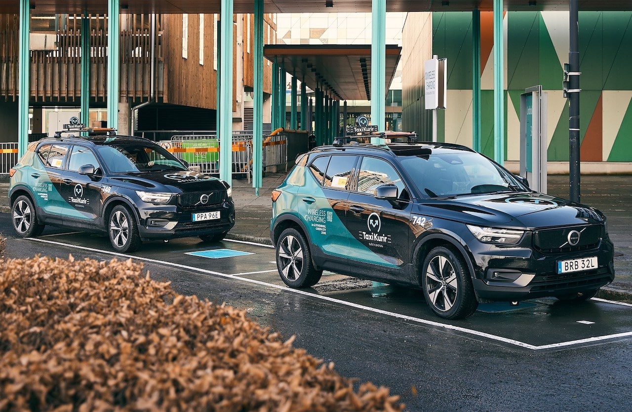 Volvo_kabelloses_Laden_Elektroauto