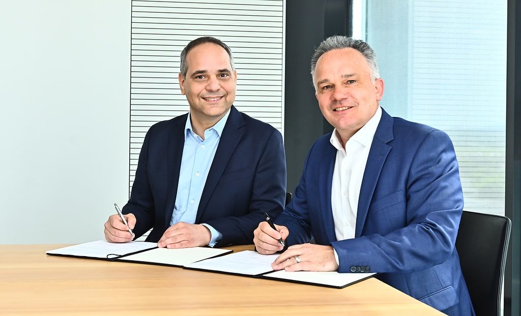 V.l.n.r.: Yaris Pürsün, Leiter der globalen Produktion von Antriebskomponenten für Daimler Truck, Martin Drasch, CEO Manz AG (Foto: Daimler Trucks)