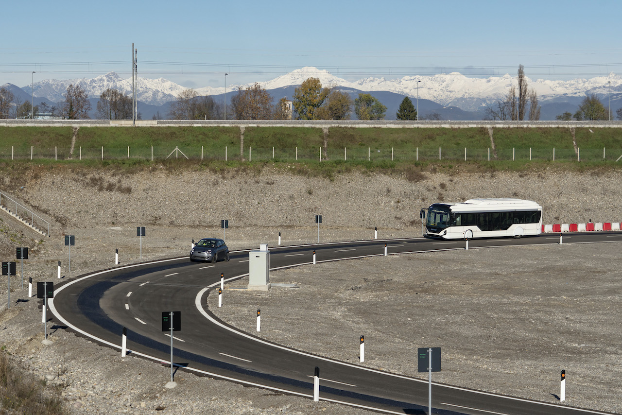 Stellantis-induktives-Laden-Fahrt-Elektrobus