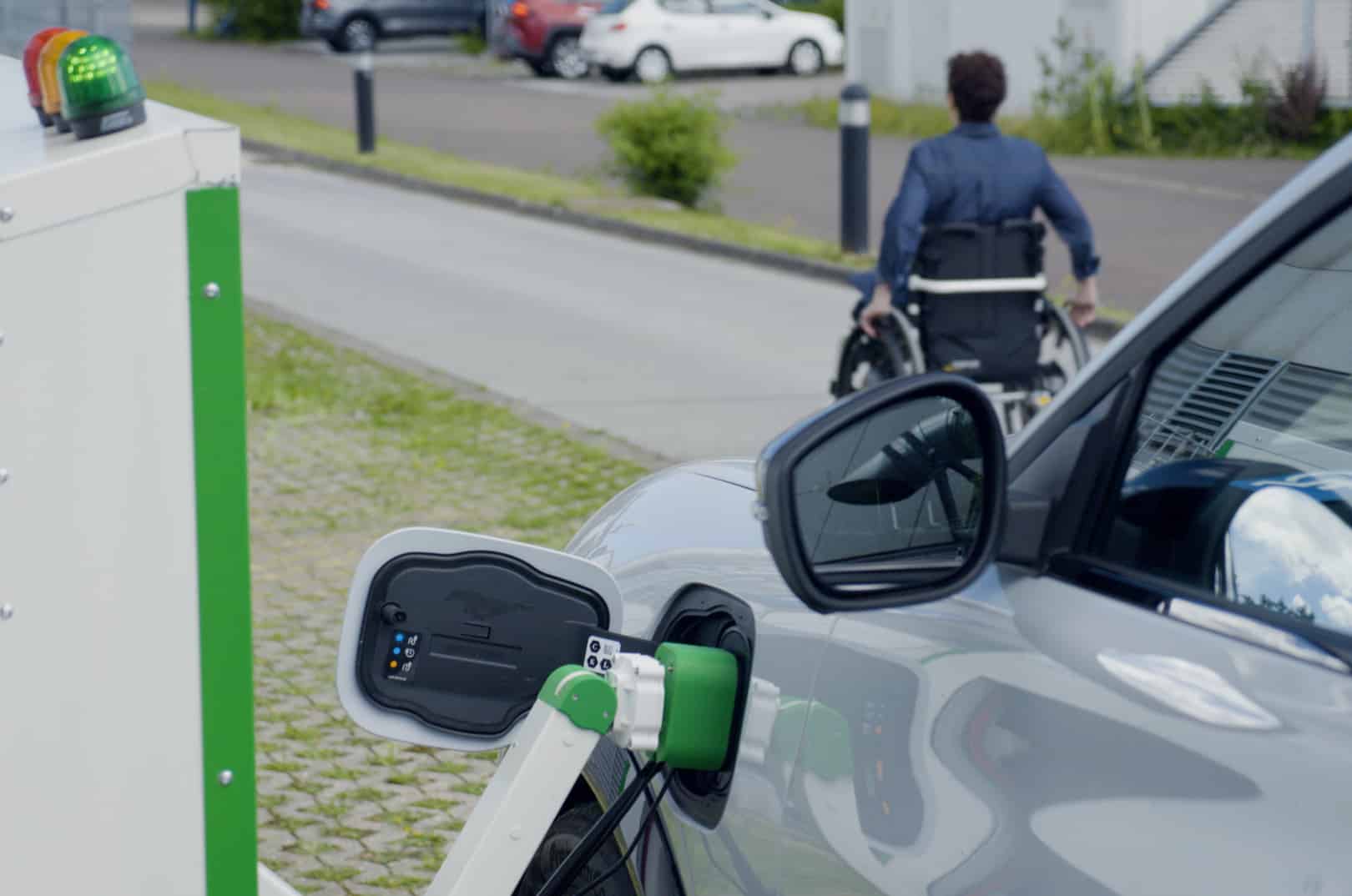 Ford-Elektroauto-Laderoboter