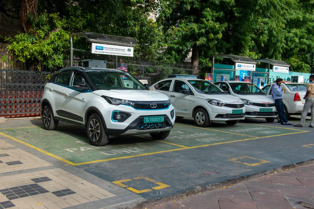 Indiens größter Autohersteller verbannt Diesel- und Benzinmotoren