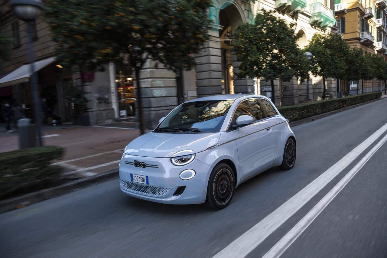 Fiat 500 e lässt erneut Tesla Model 3 und andere Stromer hinter sich zurück