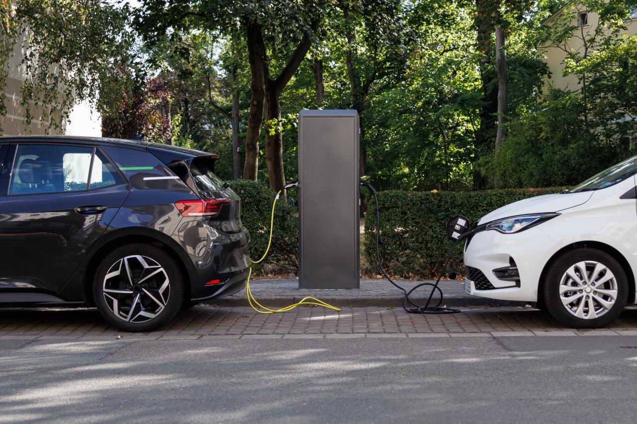 Deutschland: 17 Elektroautos auf eine Ladesäule