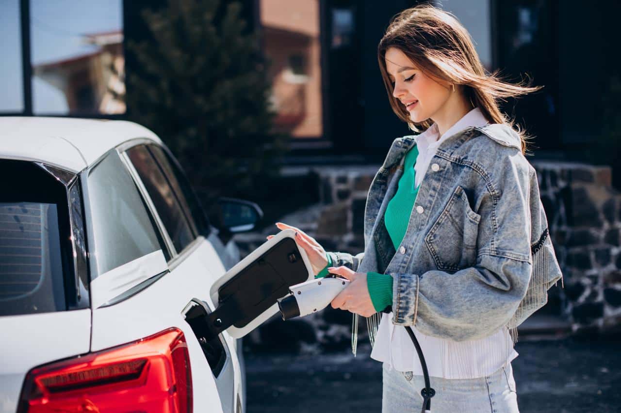 E-Auto-Interessenten sind jung, fahren viel und leben in der Stadt