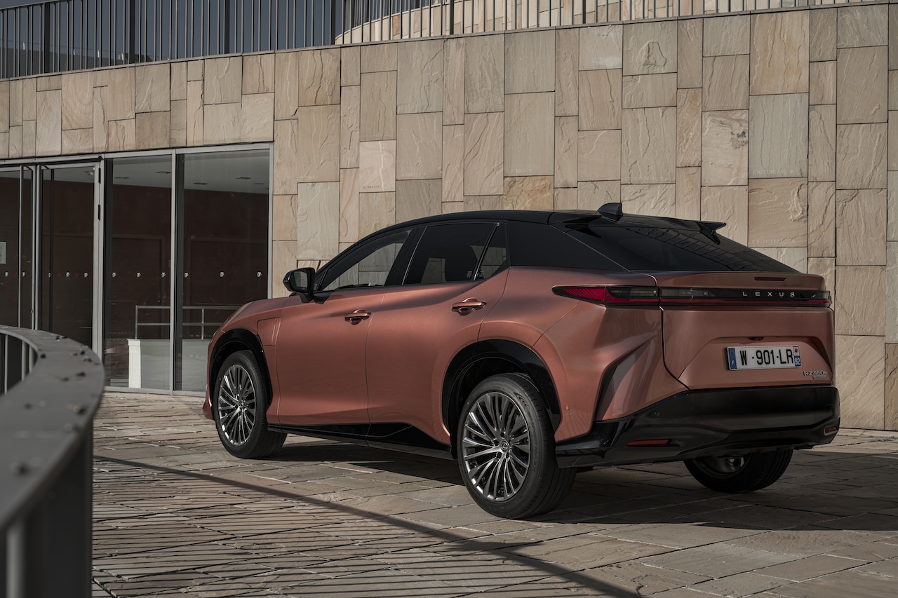 Elektroauto-Lexus-rz-450e-Heck