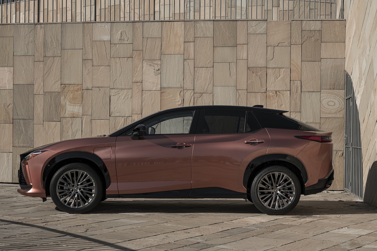 Elektroauto-Lexus-rz-450e-Seite