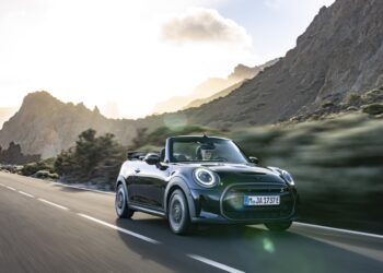 MINI Cooper SE Cabrio bei voller Fahrt