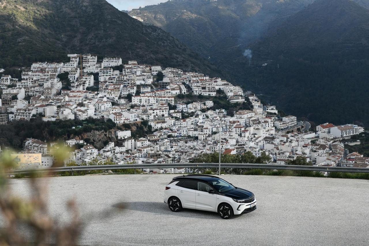 Opel Grandland GSe: Kraftvoller Plug-in-Hybrid auf Testfahrt